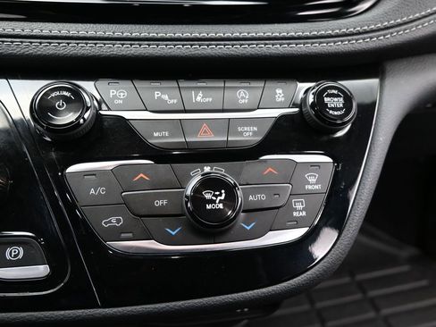 Used 2025 Chrysler Pacifica Select image 22