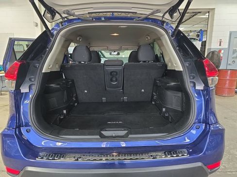 Used 2018 Nissan Rogue SV w/ Premium Package image 12