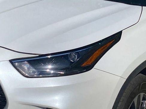 Used 2023 Toyota Highlander XLE AWD/4WD image 5