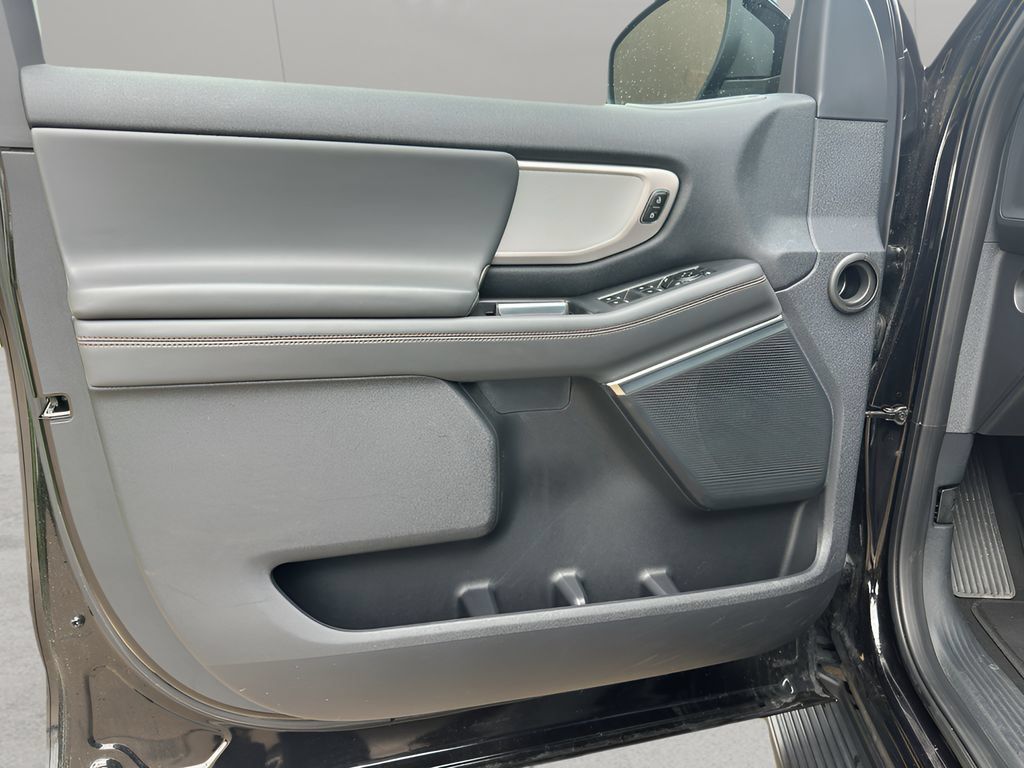 Used 2025 Ford Expedition Active AWD/4WD image 26