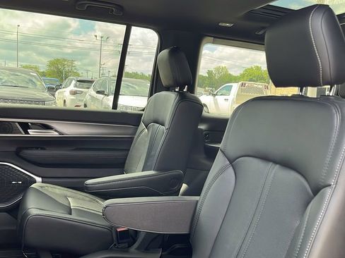 Used 2024 Jeep Wagoneer Series II image 31