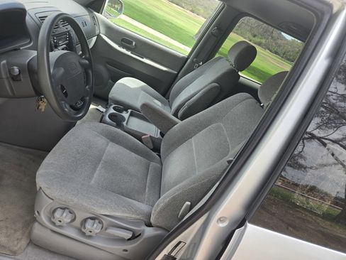 Used 2005 Kia Sedona LX w/ Value Pkg image 10