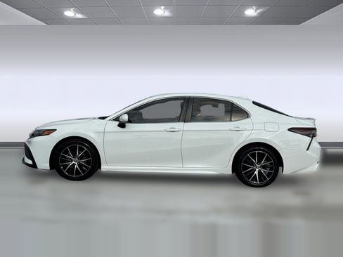 Used 2022 Toyota Camry SE w/ Convenience Package FWD image 2