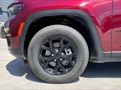 Used 2025 Jeep Grand Cherokee Altitude AWD/4WD image 10