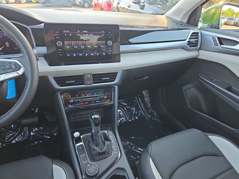 New 2025 Volkswagen Taos SEL image 17