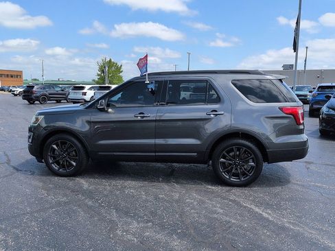 Used 2017 Ford Explorer XLT w/ Equipment Group 202A AWD/4WD image 4