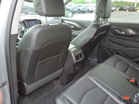 Used 2024 GMC Terrain SLT w/ Tech Package FWD image 9