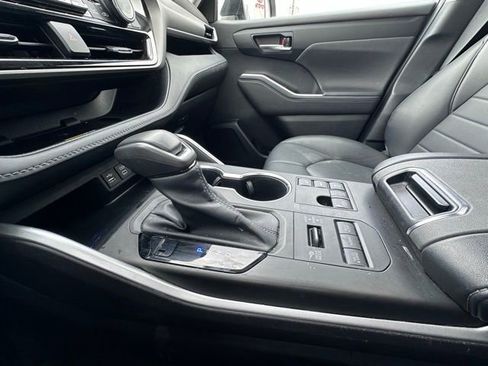 Used 2023 Toyota Highlander XLE image 16