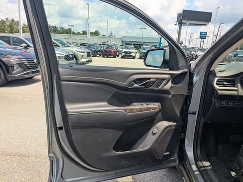 Used 2023 GMC Acadia Denali w/ Denali Technology Package FWD image 11