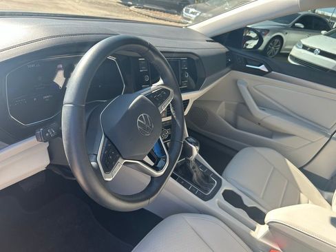 Used 2023 Volkswagen Jetta SE image 9