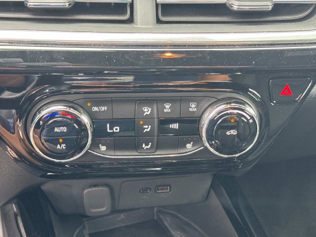 Used 2025 Chevrolet Trax RS w/ Sunroof Package FWD image 35