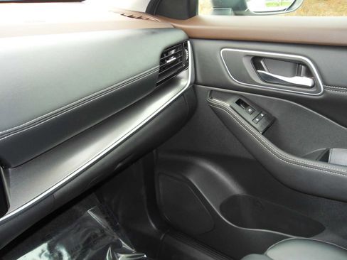 Used 2021 Nissan Rogue SV w/ Premium Package image 32