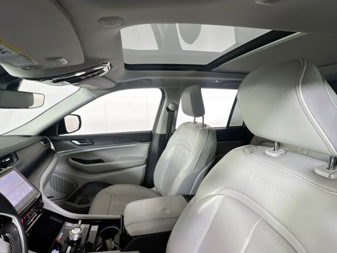 Used 2023 Jeep Grand Cherokee Overland AWD/4WD image 22