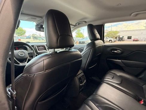 Used 2019 Jeep Cherokee Latitude Plus w/ Comfort/Convenience Group FWD image 33