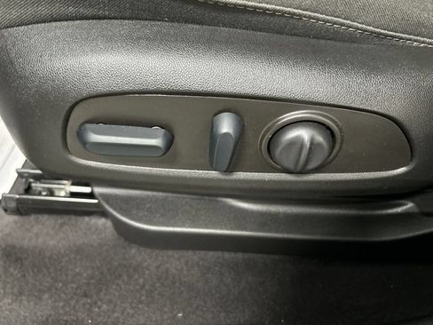 Used 2022 Chevrolet Bolt EUV LT w/ Comfort Package FWD image 10
