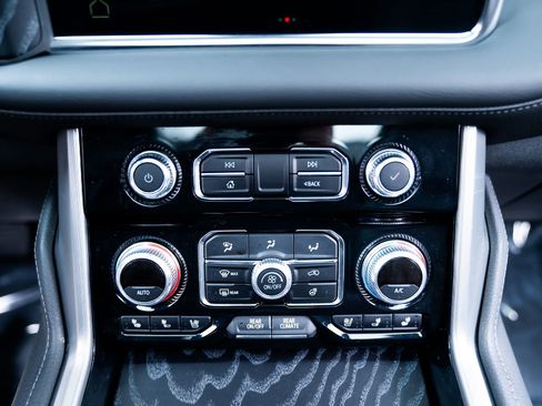Used 2024 GMC Yukon Denali w/ Advanced Technology Package AWD/4WD image 18
