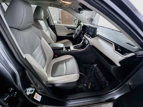 Used 2019 Toyota RAV4 XLE Premium FWD image 31