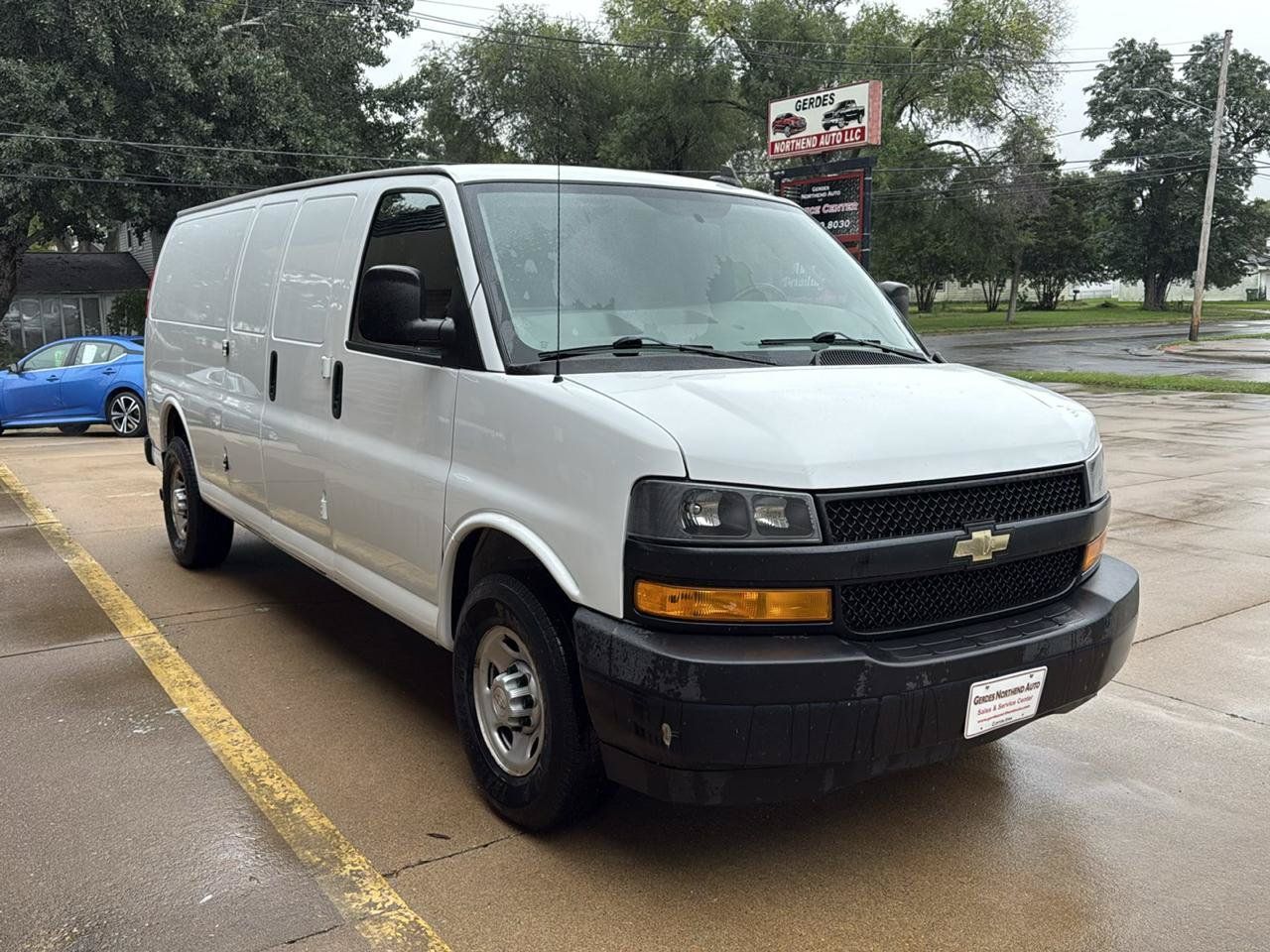 Used 2019 Chevrolet Express 3500 Extended w/ Driver Convenience Package RWD image 3