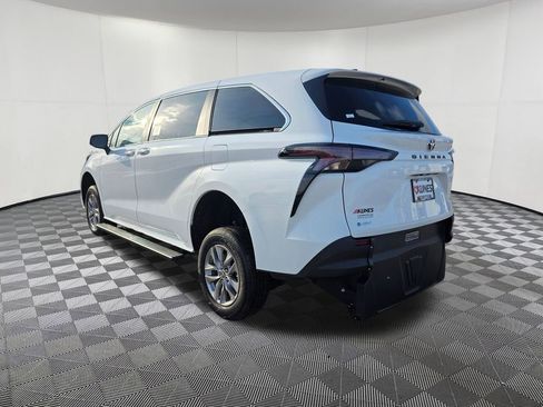 Used 2026 Toyota Sienna LE image 6