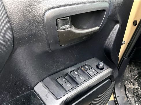 Used 2020 Toyota Tacoma TRD Off-Road image 31