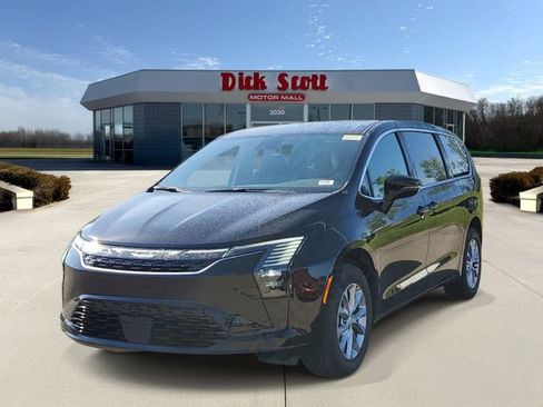 New 2027 Chrysler Pacifica Select AWD/4WD image 3