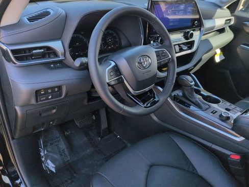 Used 2026 Toyota Highlander Platinum image 12