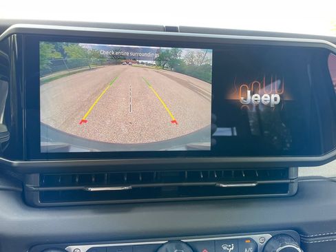 Used 2025 Jeep Wrangler Unlimited Sahara AWD/4WD image 19