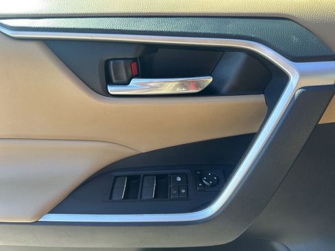 Used 2019 Toyota RAV4 XLE Premium image 25