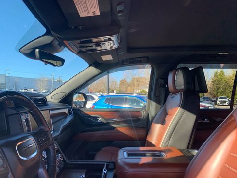 Used 2023 GMC Yukon Denali Ultimate image 12