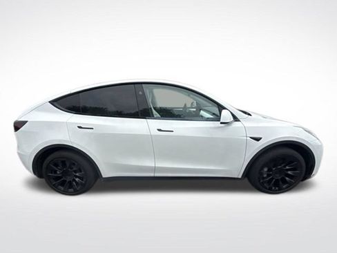 Used 2024 Tesla Model Y Long Range RWD image 2
