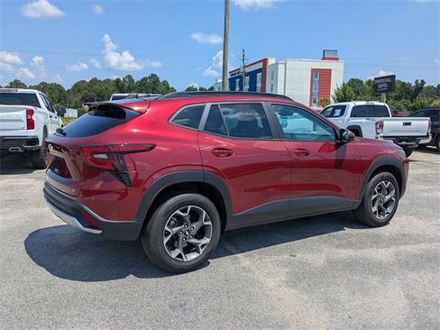 Used 2024 Chevrolet Trax LT image 3