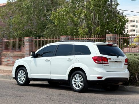 Used 2019 Dodge Journey SE FWD image 4
