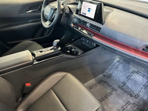 Used 2025 Toyota Prius Plug-In Hybrid FWD image 18