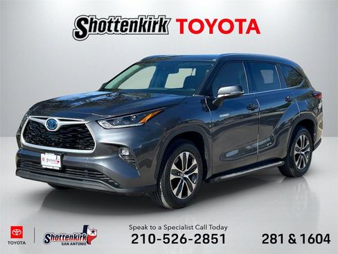 Used 2021 Toyota Highlander XLE image 1