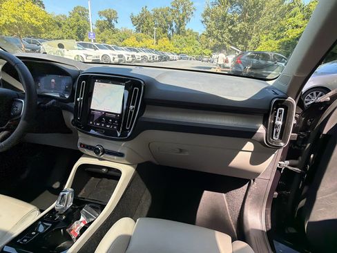 Used 2025 Volvo XC40 B5 Plus AWD/4WD image 17