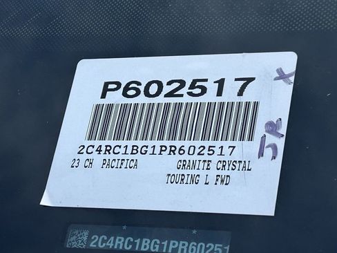 Used 2023 Chrysler Pacifica Touring-L image 32