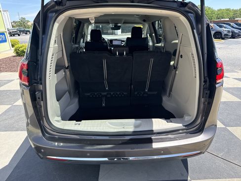 Used 2023 Chrysler Pacifica Touring-L FWD image 32