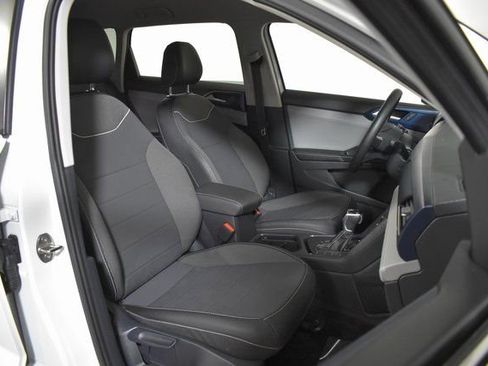 Used 2024 Volkswagen Taos SE image 33