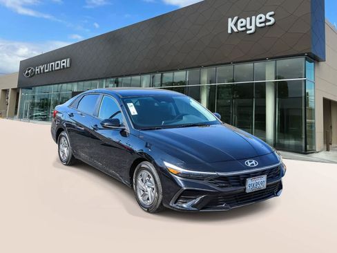 Certified 2025 Hyundai Elantra SE FWD image 3