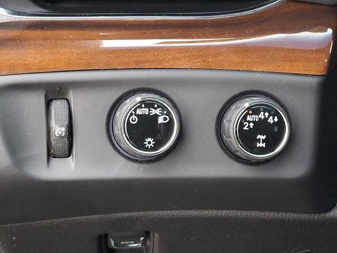 Used 2018 Cadillac Escalade Premium Luxury AWD/4WD image 26