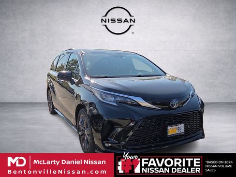 Used 2021 Toyota Sienna XSE w/ XSE Plus Package FWD image 1