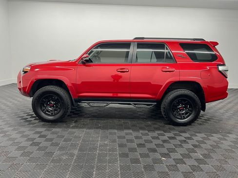 Used 2018 Toyota 4Runner TRD Off-Road Premium AWD/4WD image 2