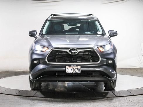 Used 2023 Toyota Highlander XLE FWD image 6