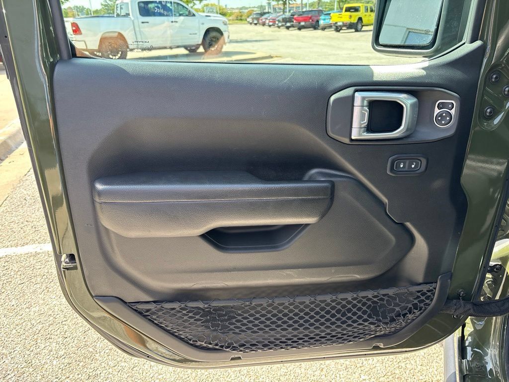 Used 2023 Jeep Wrangler Unlimited AWD/4WD image 31