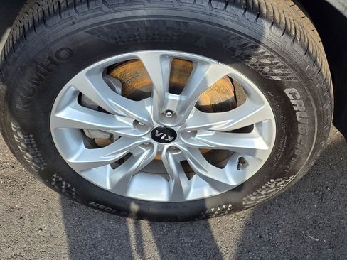 Used 2020 Kia Telluride LX image 11