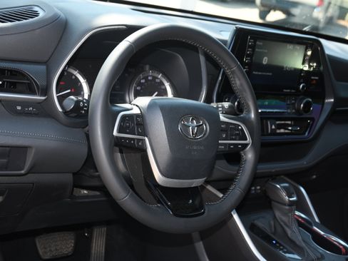 Used 2022 Toyota Highlander XSE image 9
