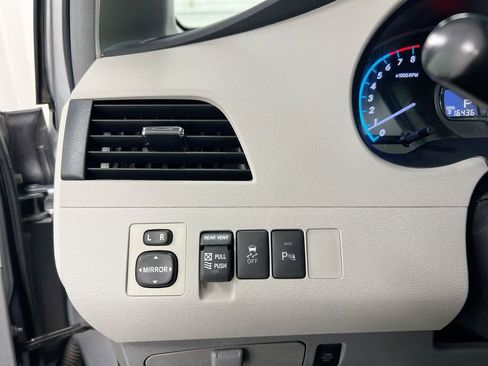 Used 2012 Toyota Sienna XLE image 19