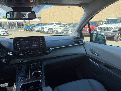 Used 2024 Toyota Sienna XLE FWD image 31