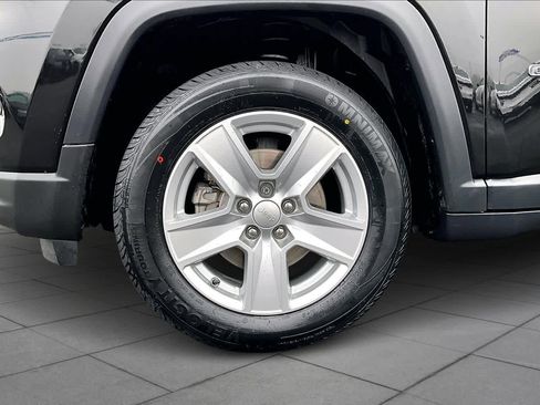 Used 2022 Jeep Compass Latitude image 10