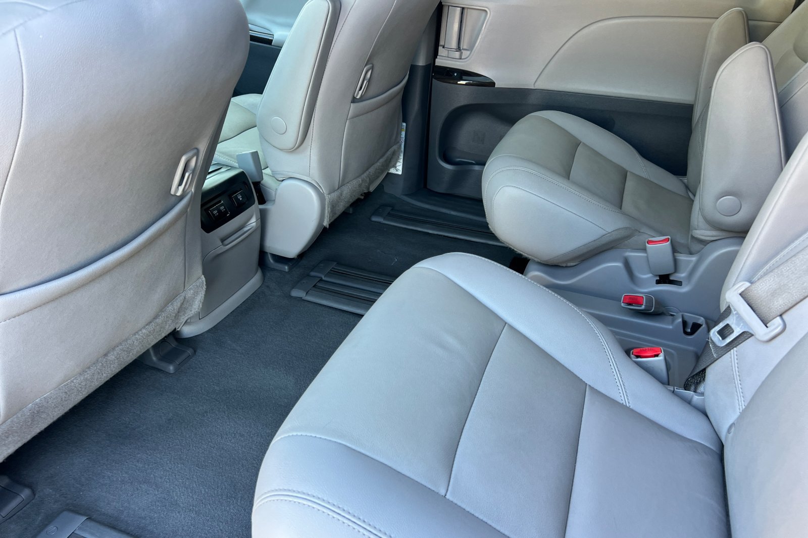 Used 2020 Toyota Sienna XLE FWD image 13